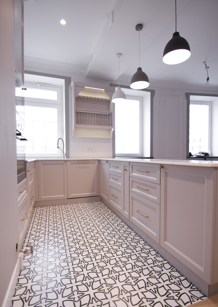 П-образная кухня с барной стойкой в сером цвете