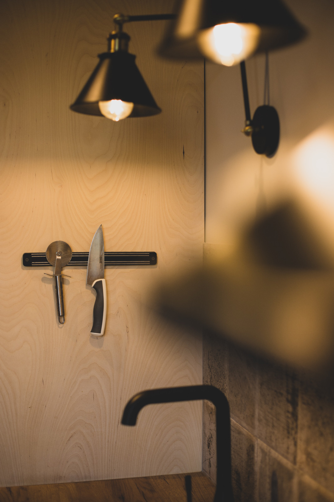 Кухня из фанеры с открытыми торцами ящиков.