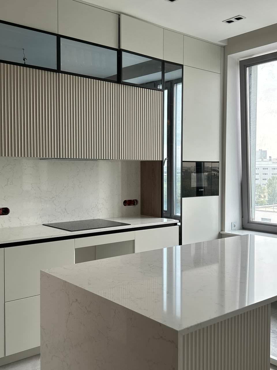 Столешница с фартуком и остров из кварцевого агломерата Vicostone Valley White