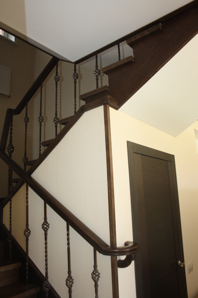 Дубовая лестница на бетонном основании