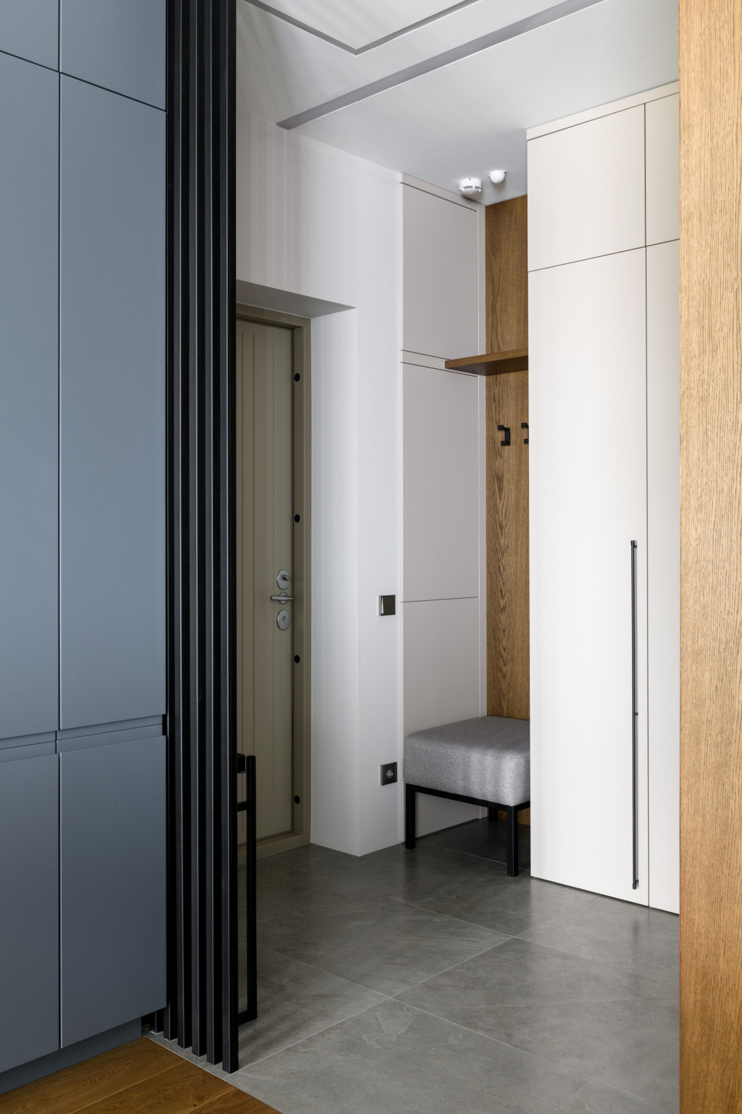 Натуральные материалы в интерьере трехкомнатной квартиры