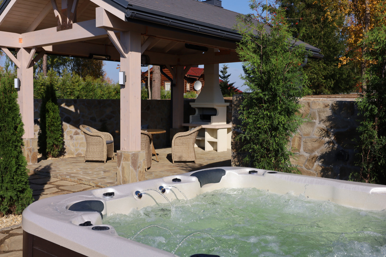 Сад для черной кошки и белого кота