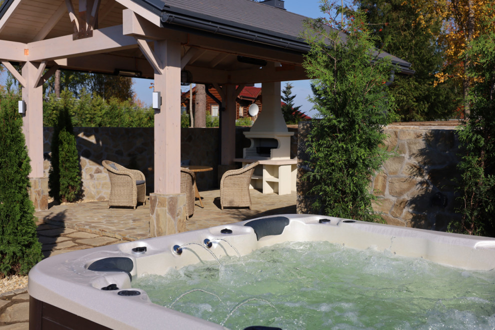 Сад для черной кошки и белого кота