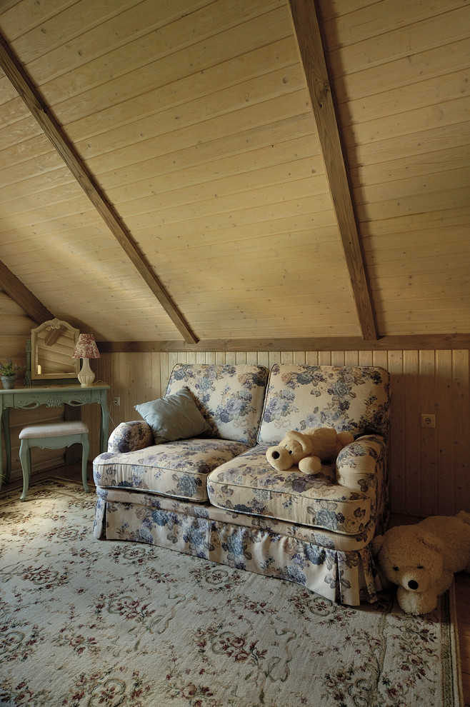 Детская комната на мансарде бревенчатого дома