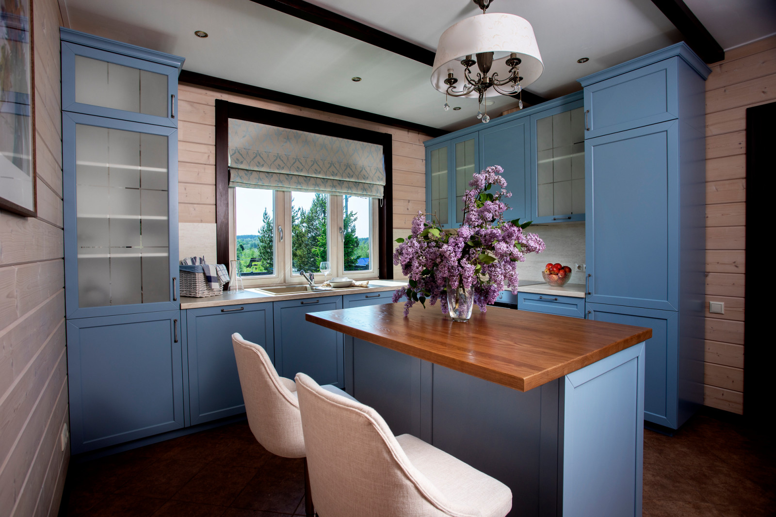 Реализованные проекты интерьеров в домах их клееного бруса