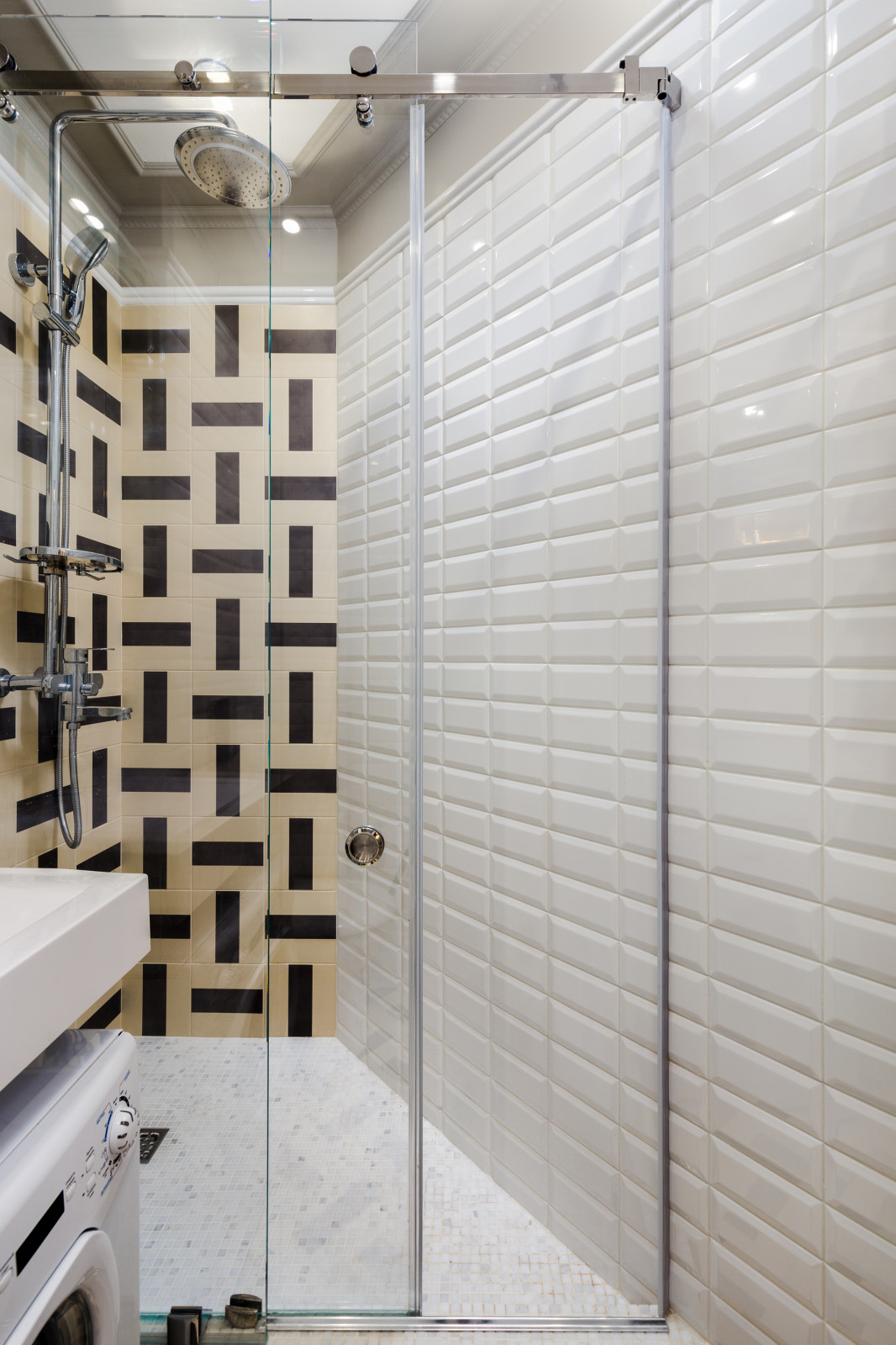 Уютный интерьер маленькой душевой