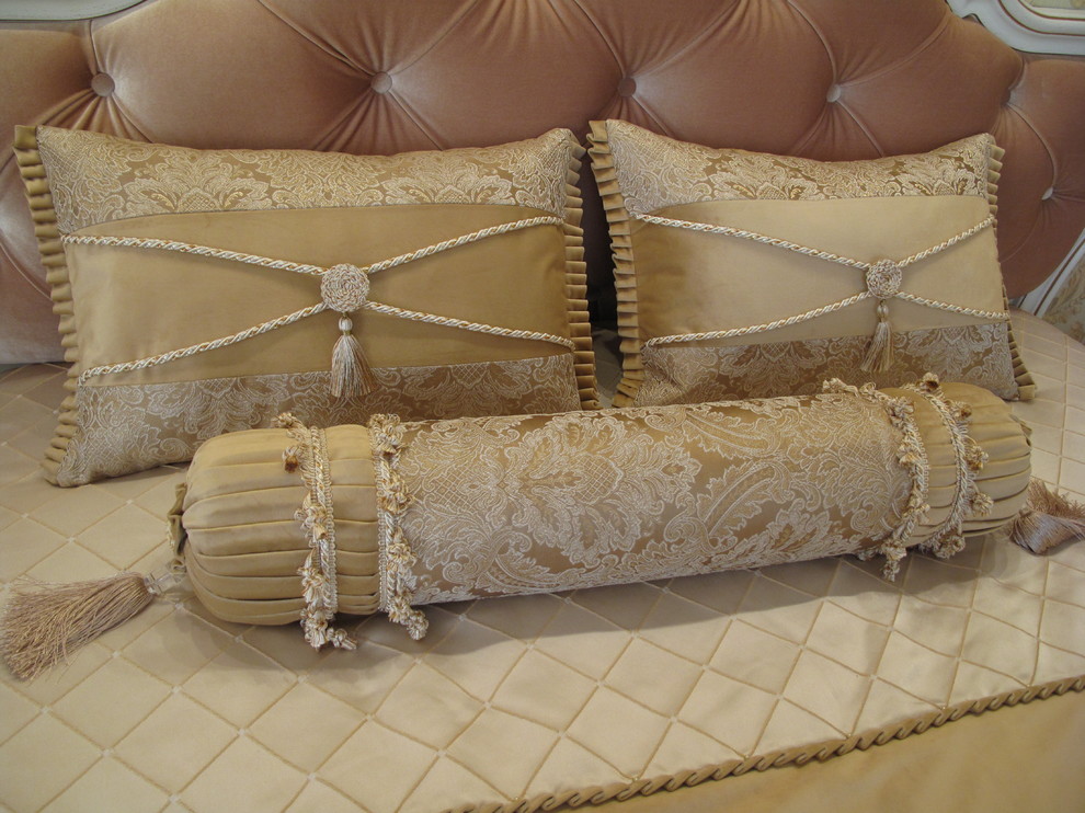 Спальня.подушки.бархат.