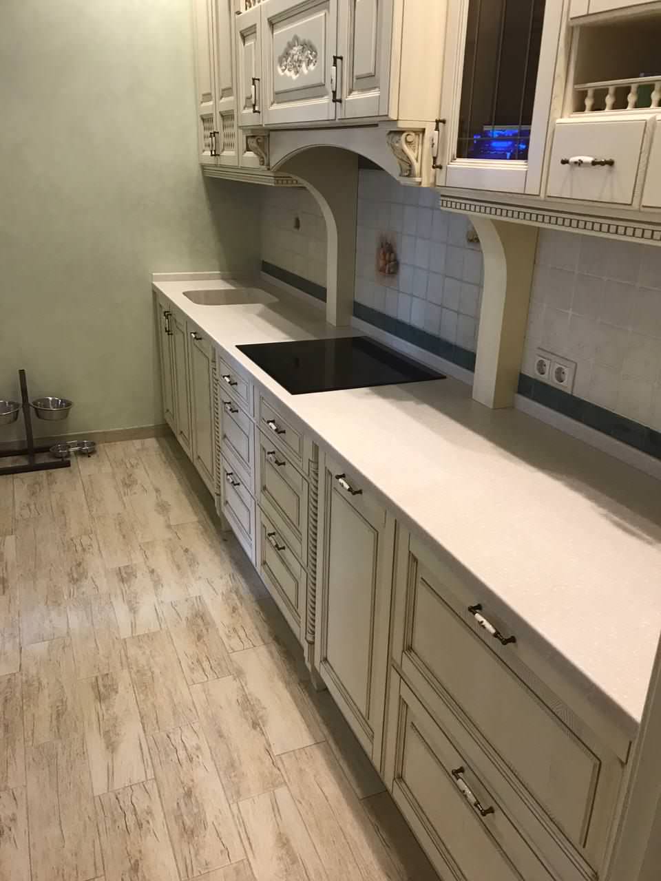 Столешницы из искусственного камня для просторной кухни