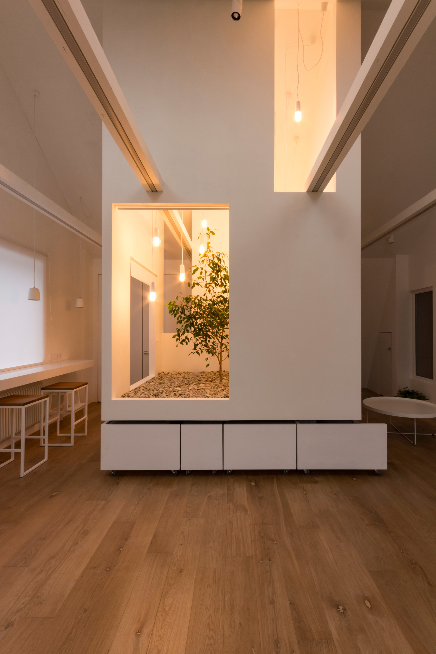 Проект недели: Мансарда с живым деревом «в кубе»