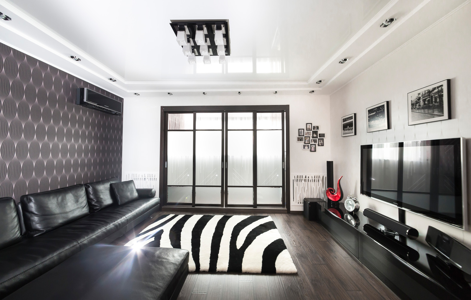 2-х комнатная квартира в черно-белых тонах с акцентами красного