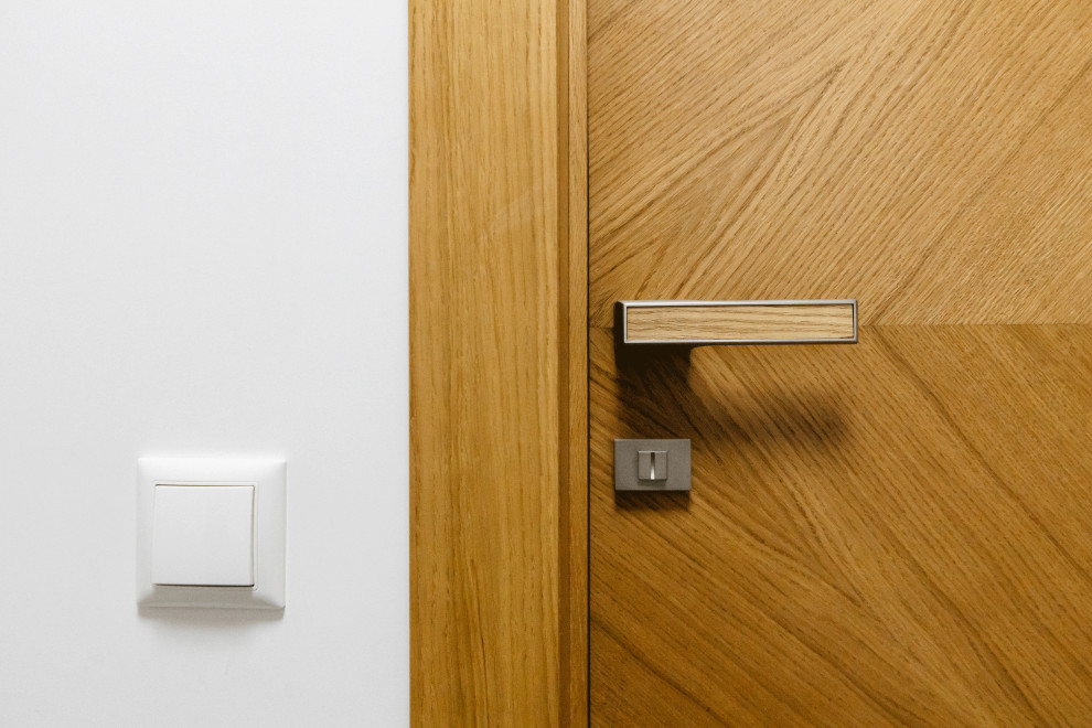 Дверные ручки со вставкой из шпона