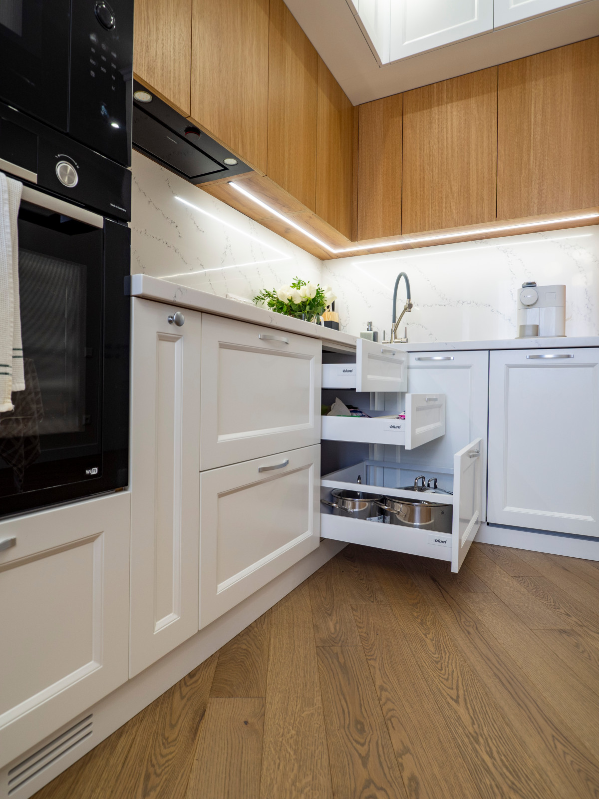 Уютная белая неоклассическая кухня с элементами под дерево