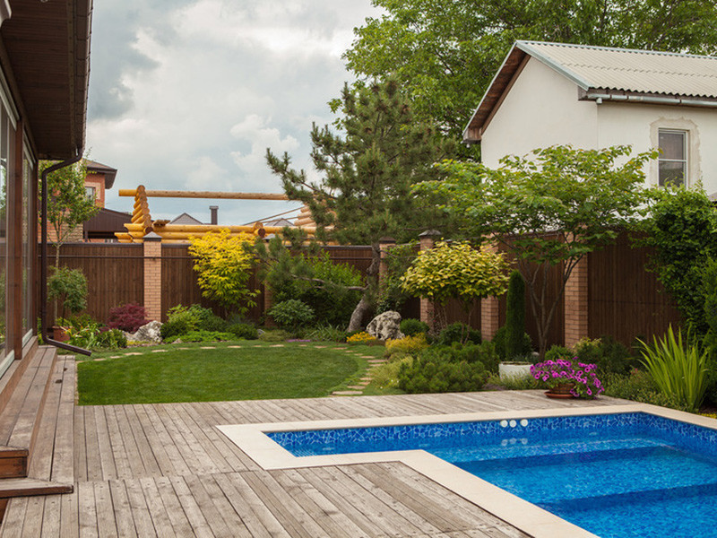 Частное домовладение с контейнерным озеленением крыши.