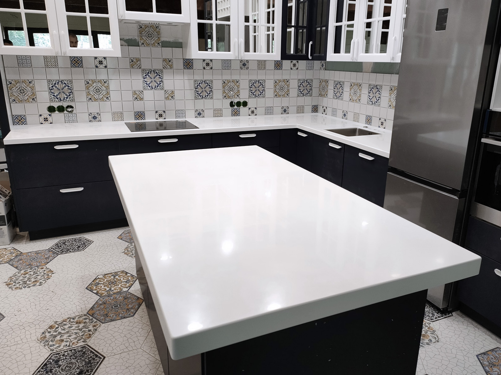 Столешница и кухонный остров из искусственного камня Staron