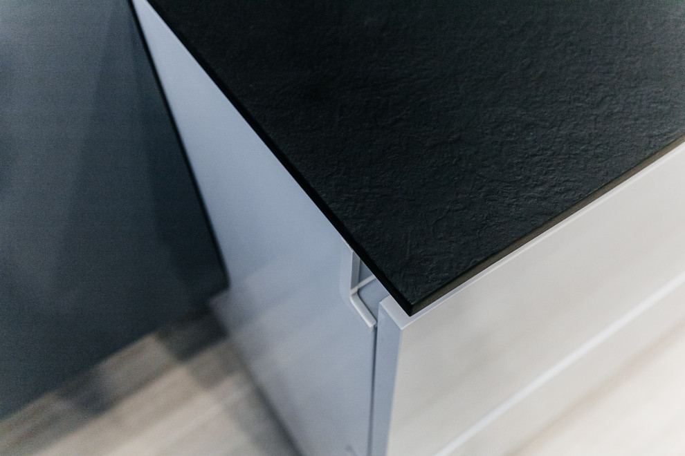 Угловая кухня с фасадами Fenix