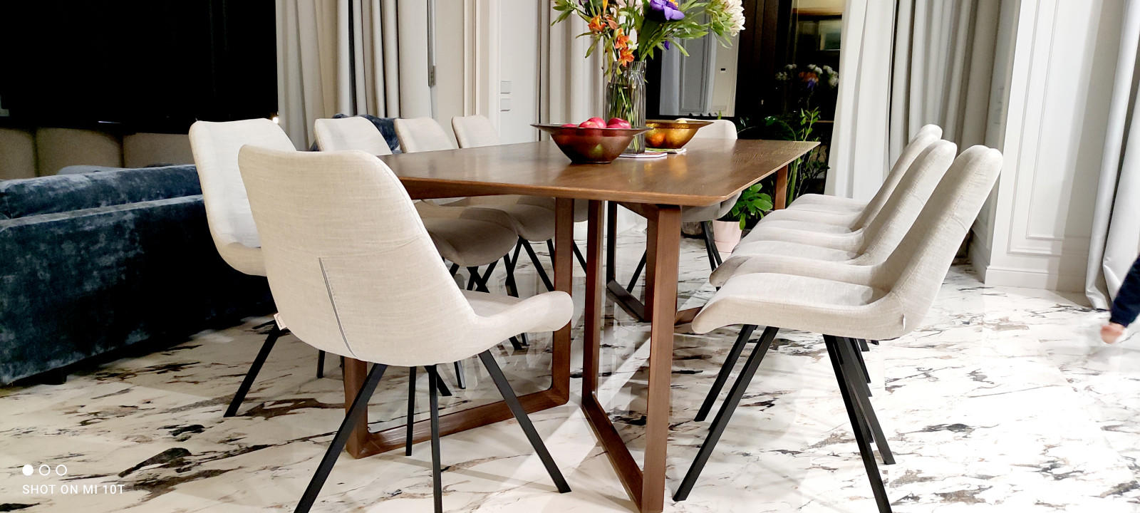 Обложка проекта: Стол в гостинную - 1