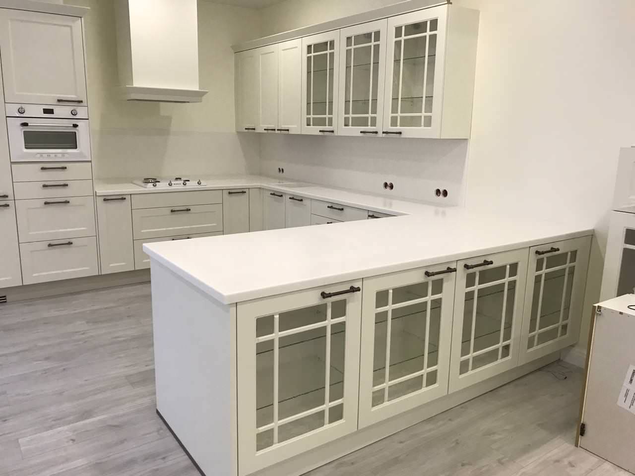 Столешницы из искусственного камня для просторной кухни