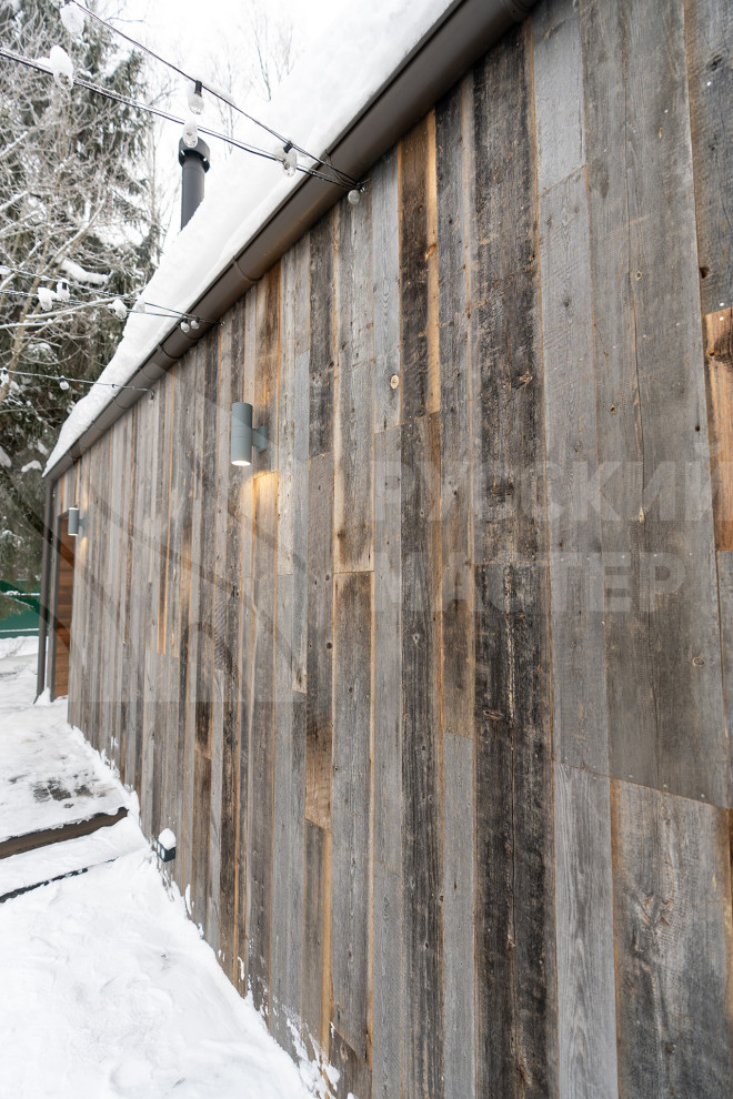 Современная баня в стиле барнхаус с отделкой из амбарной доски и доски Шале
