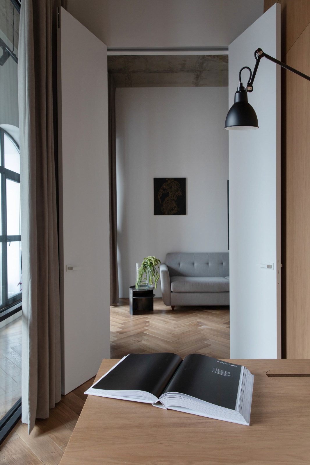 Минималистичная квартира в лофт-апартаментах в Москве