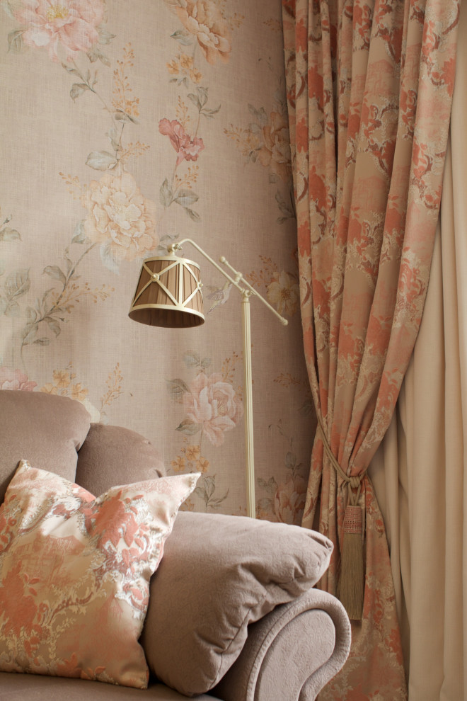 Фиалки у окна