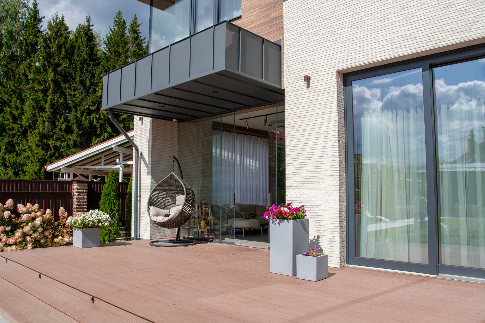 Дом с бассейном и верандой с камином