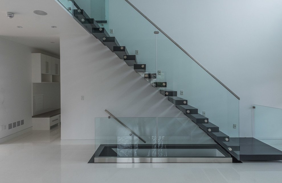 Лестничные ограждения из стекла в частном доме