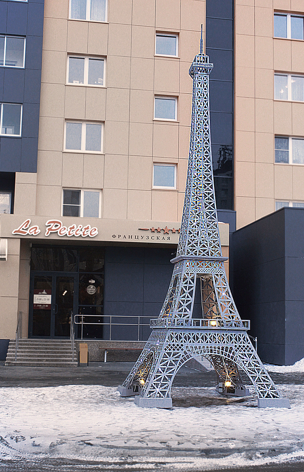 Эйфелева башня у входа