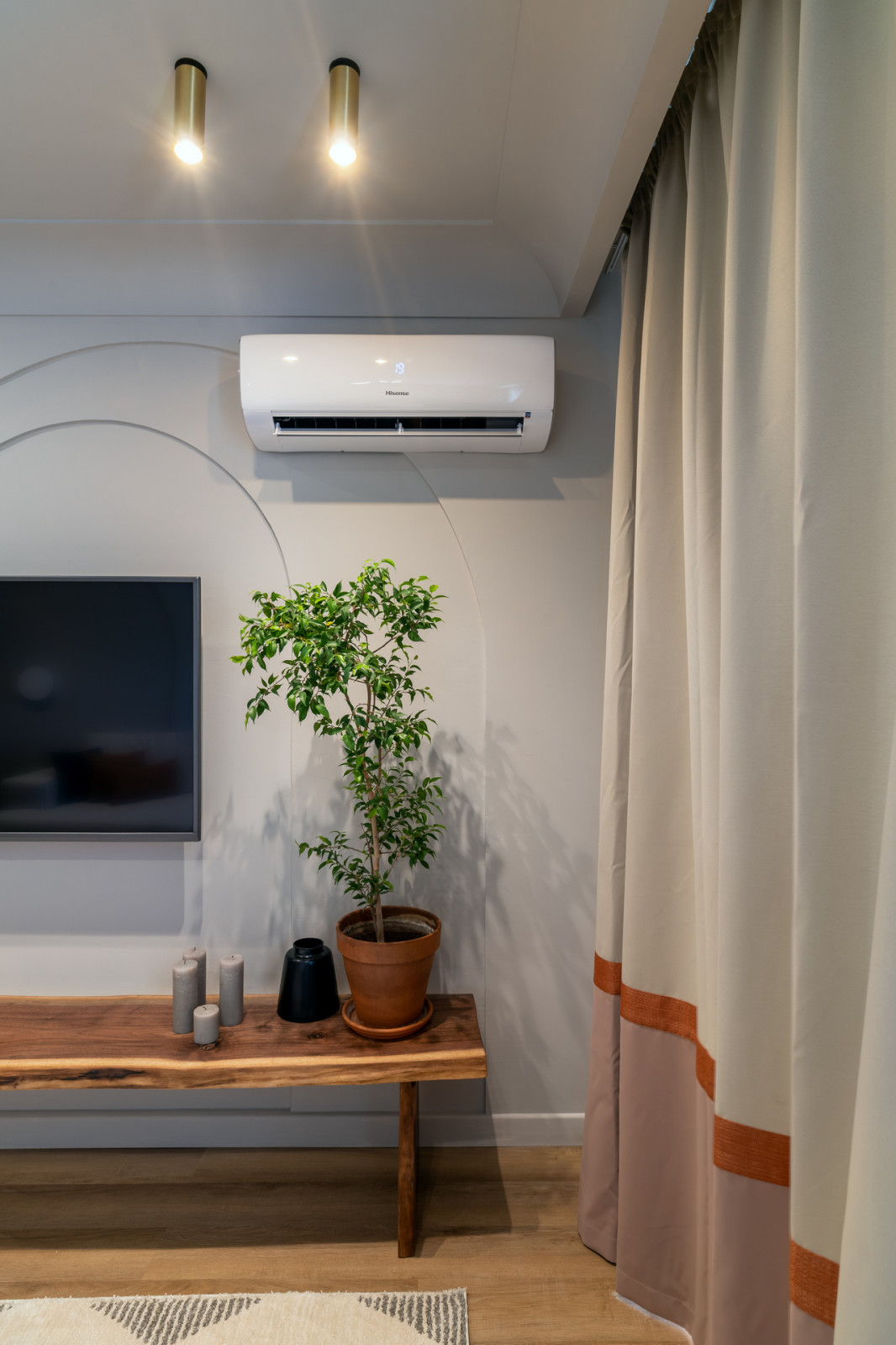 Солнце, арки и осиное гнездо в гостиной