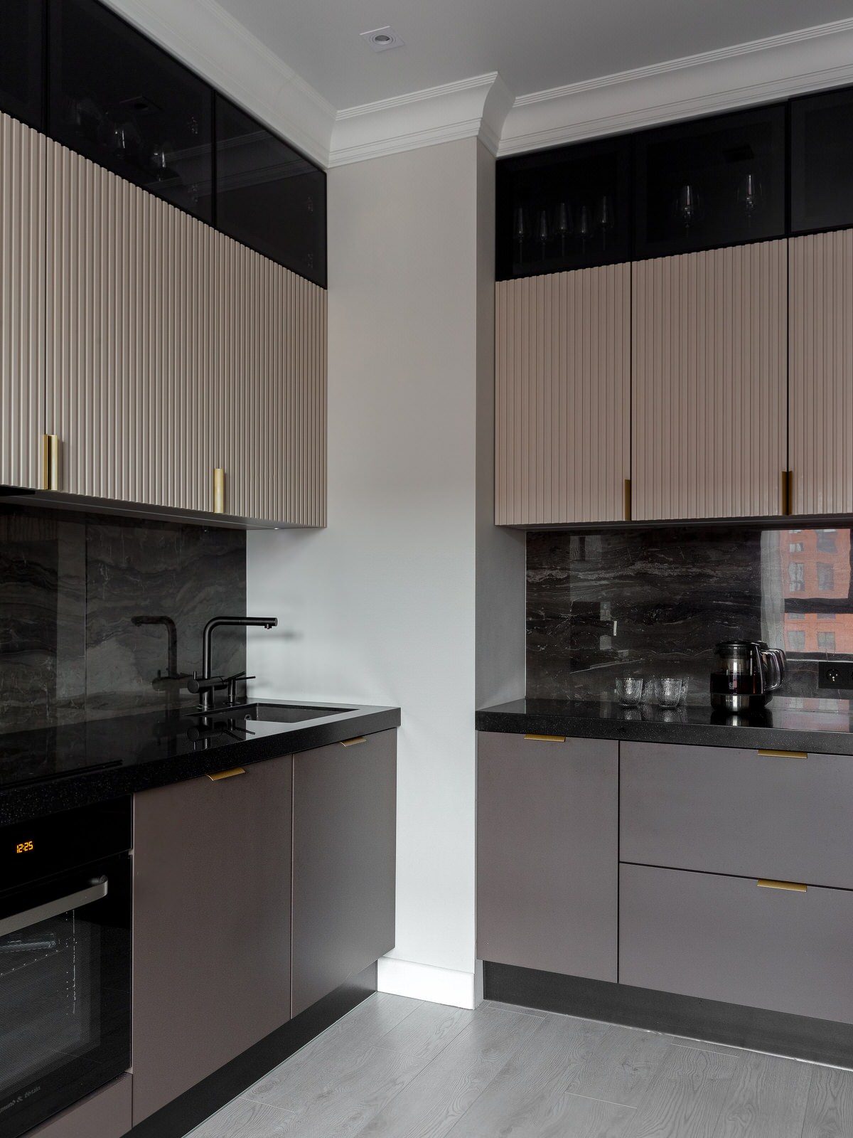 Контрастные фасады с латунными ручками