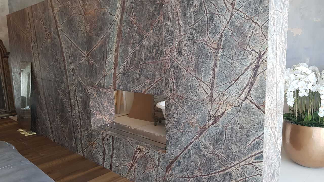 Облицовка биокамина индийским мрамором Бидасар браун
