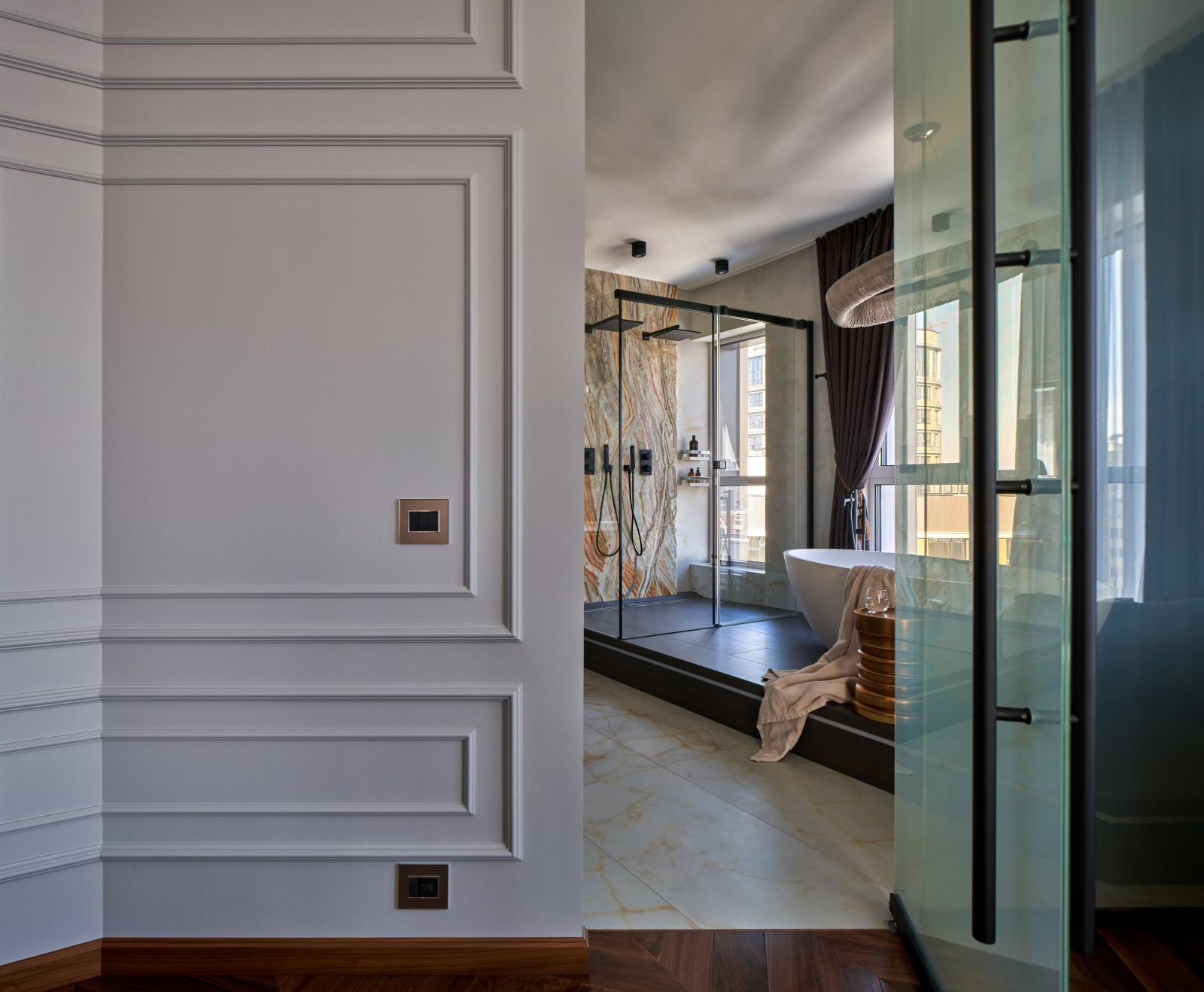 Спальня хозяев, вид на ванную комнату