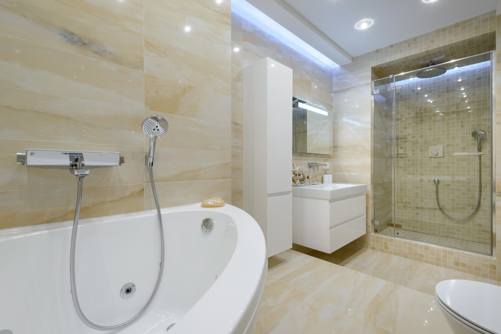 Любовь к белому цвету.