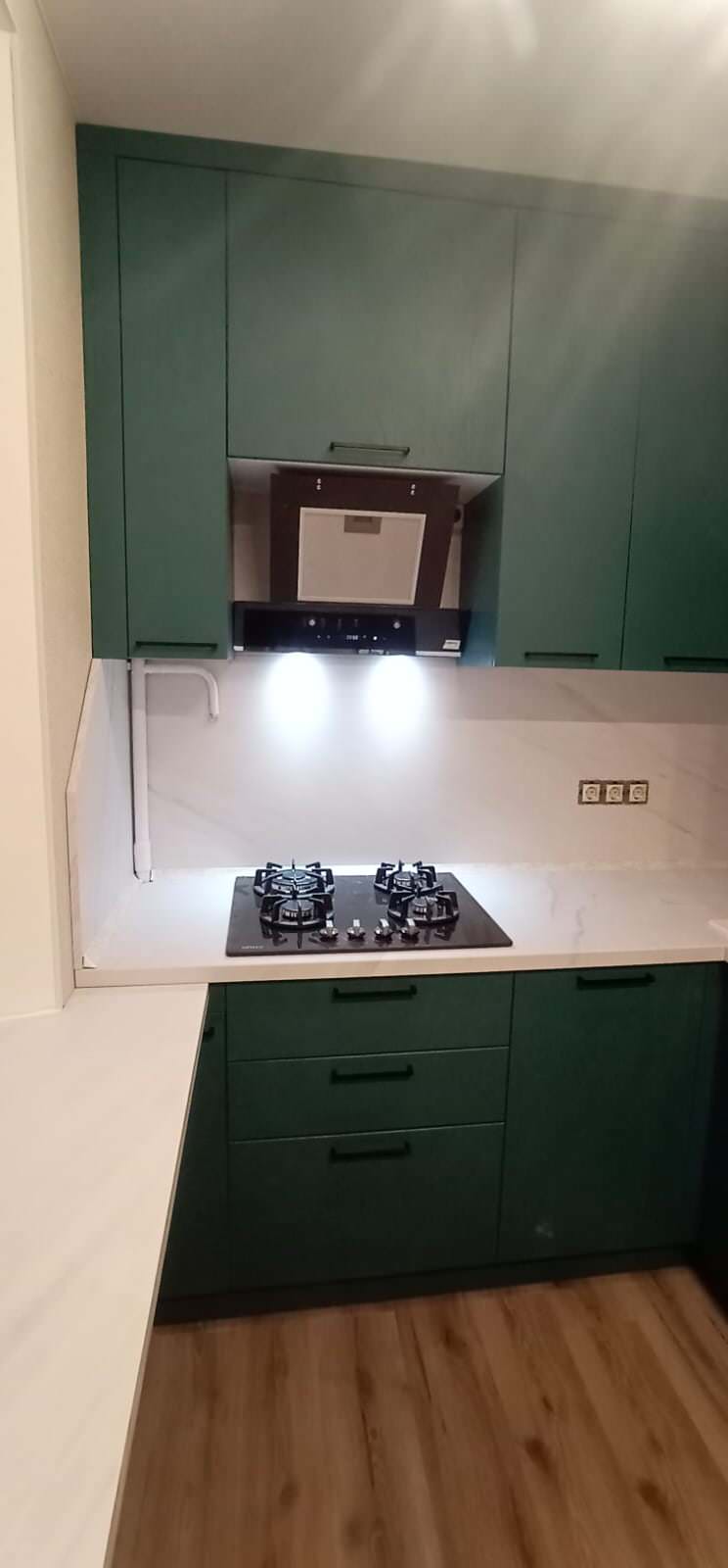 Обложка проекта: Компактная кухня в зеленом цвете с подоконником-столешницей