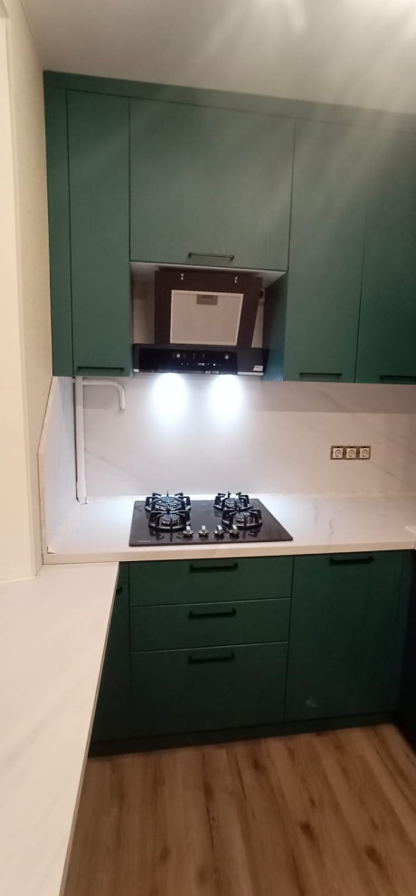 Обложка проекта: Компактная кухня в зеленом цвете с подоконником-столешницей