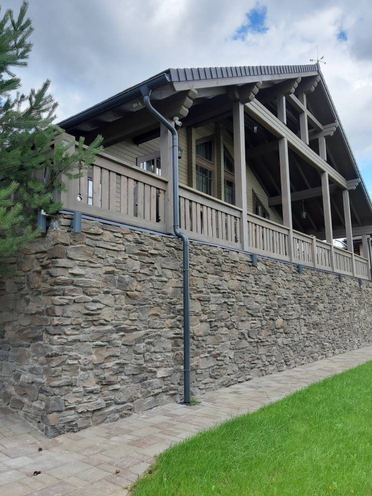 Дом из бруса в стиле шале.