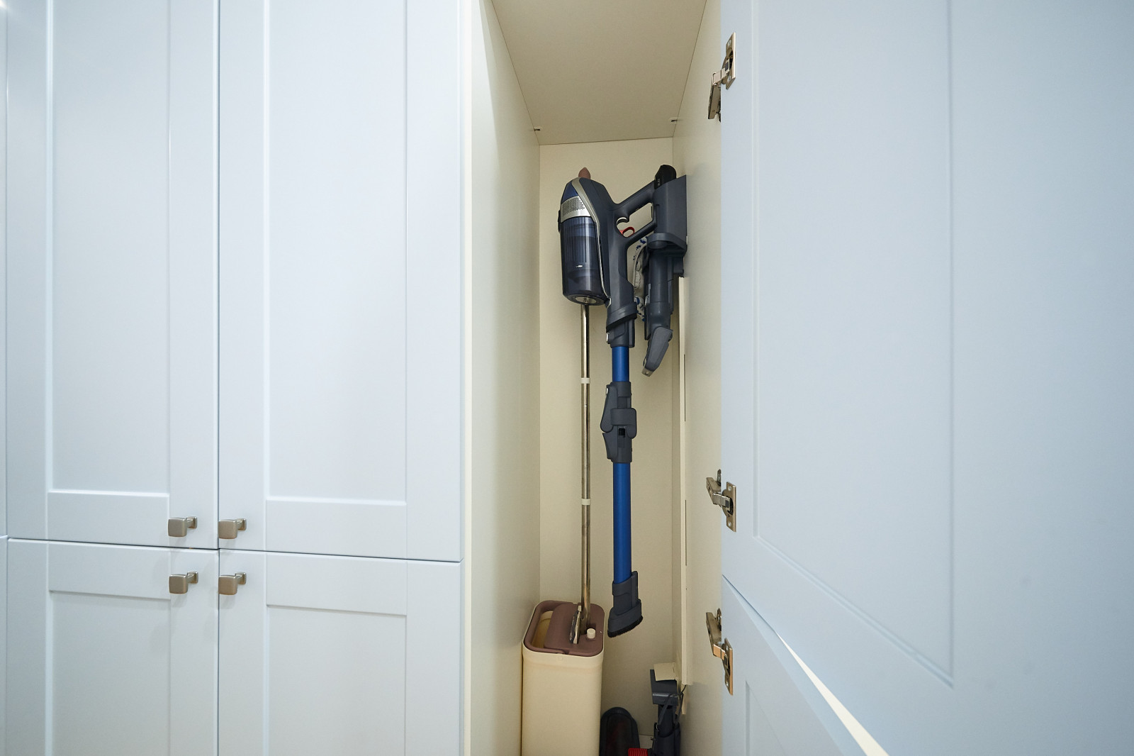 Кухня из эмали и шкаф для хранения