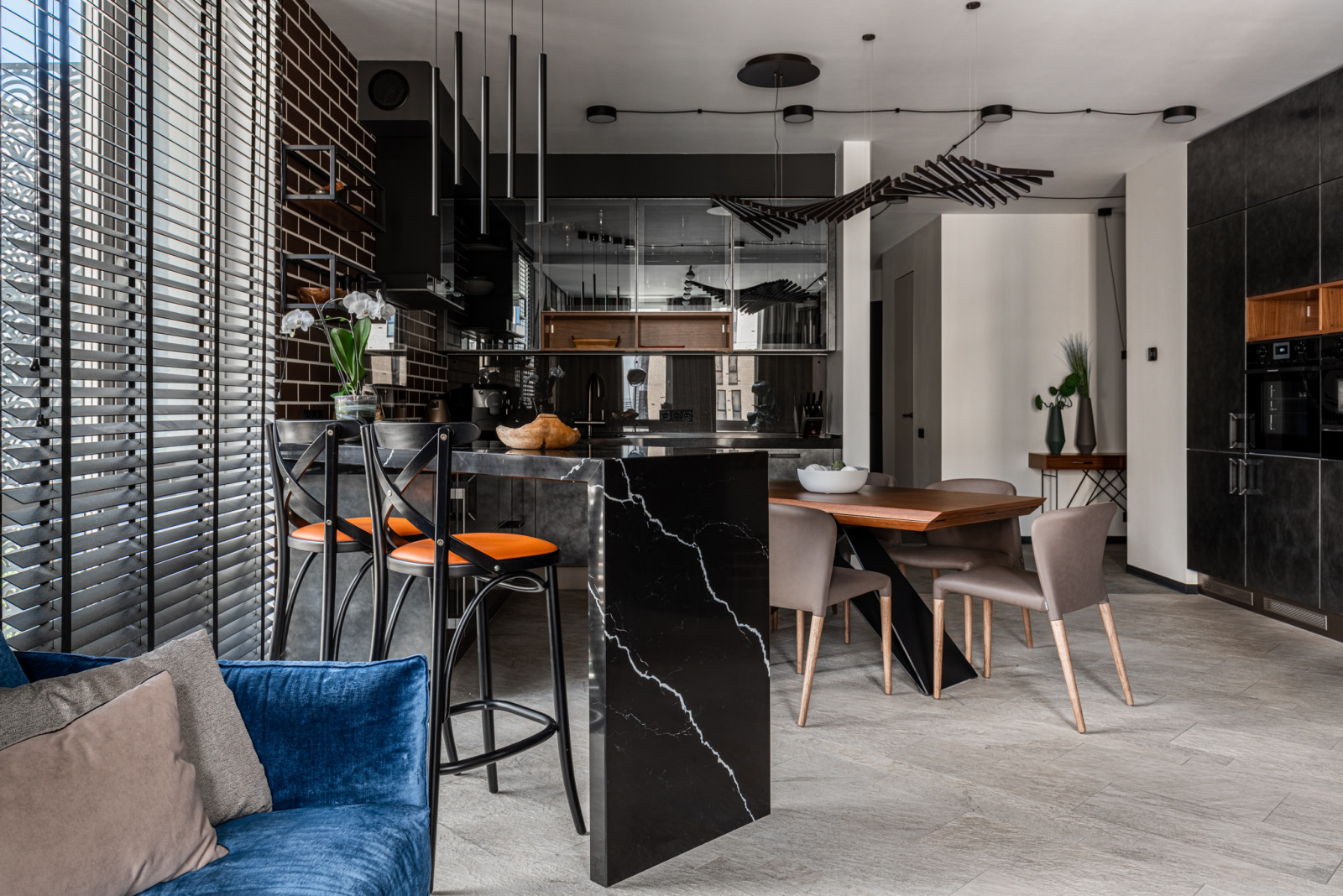 Кухня с фасадами под сталь в реализованном проекте