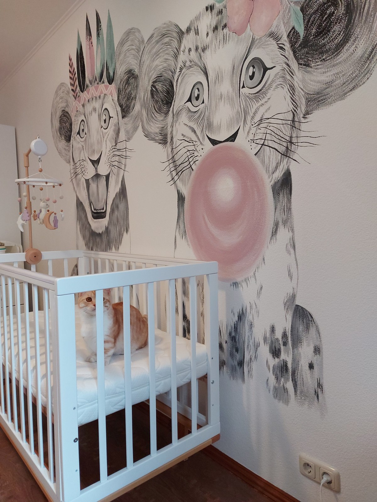 Роспись стены в детской " Львята"