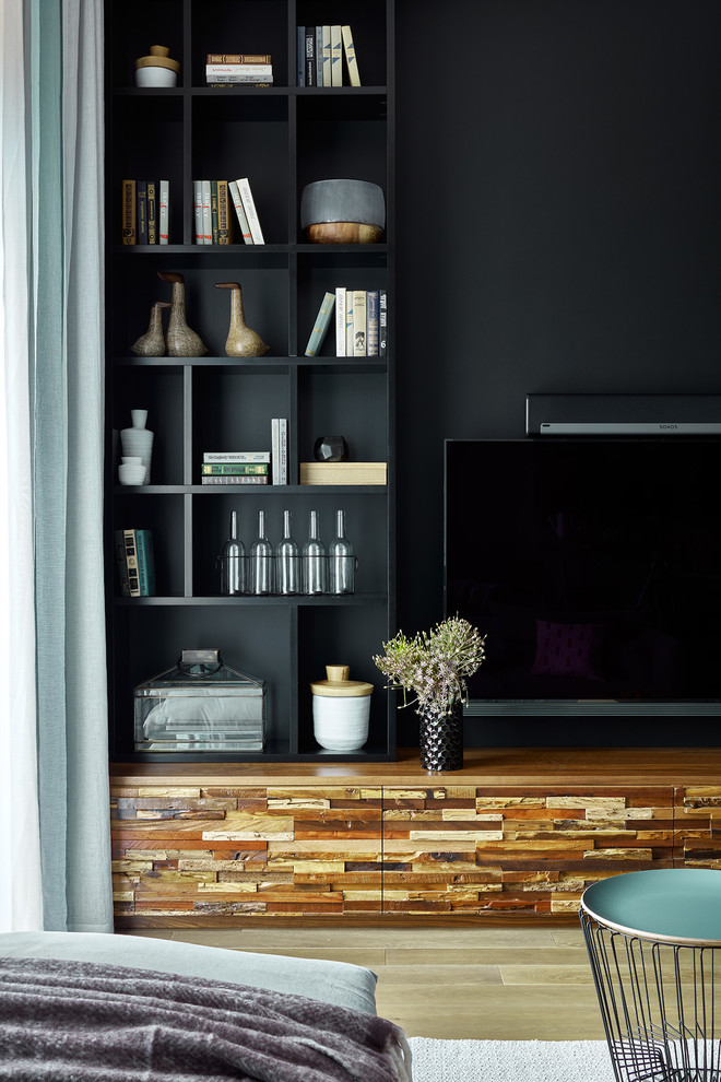 Houzz тур: Таунхаус с чёрной стеной в гостиной