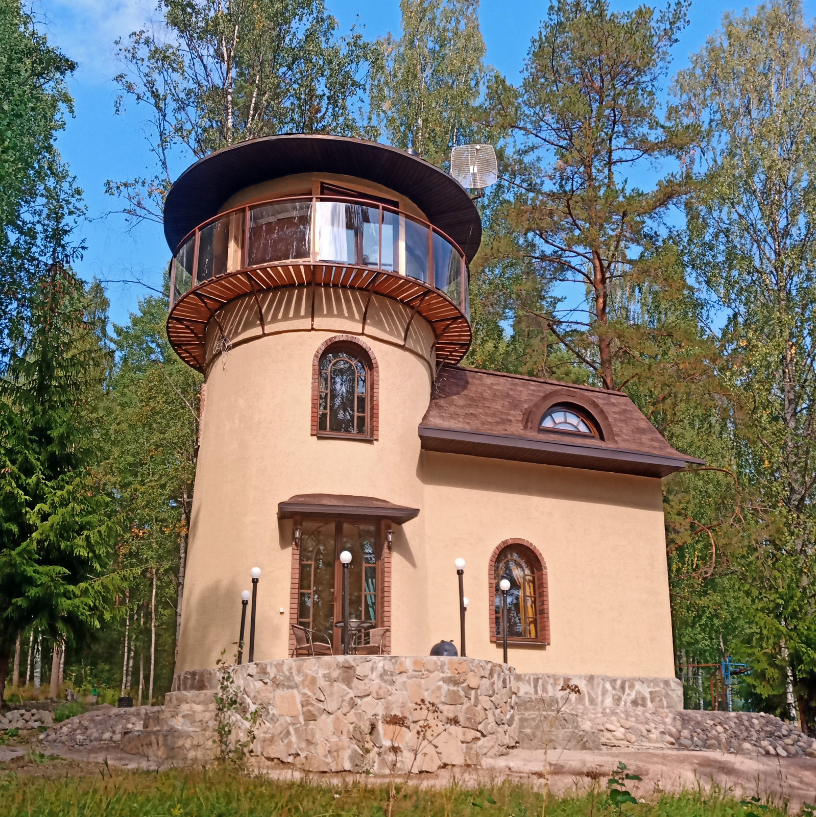 Дом с башней в сказочном стиле в Карелии