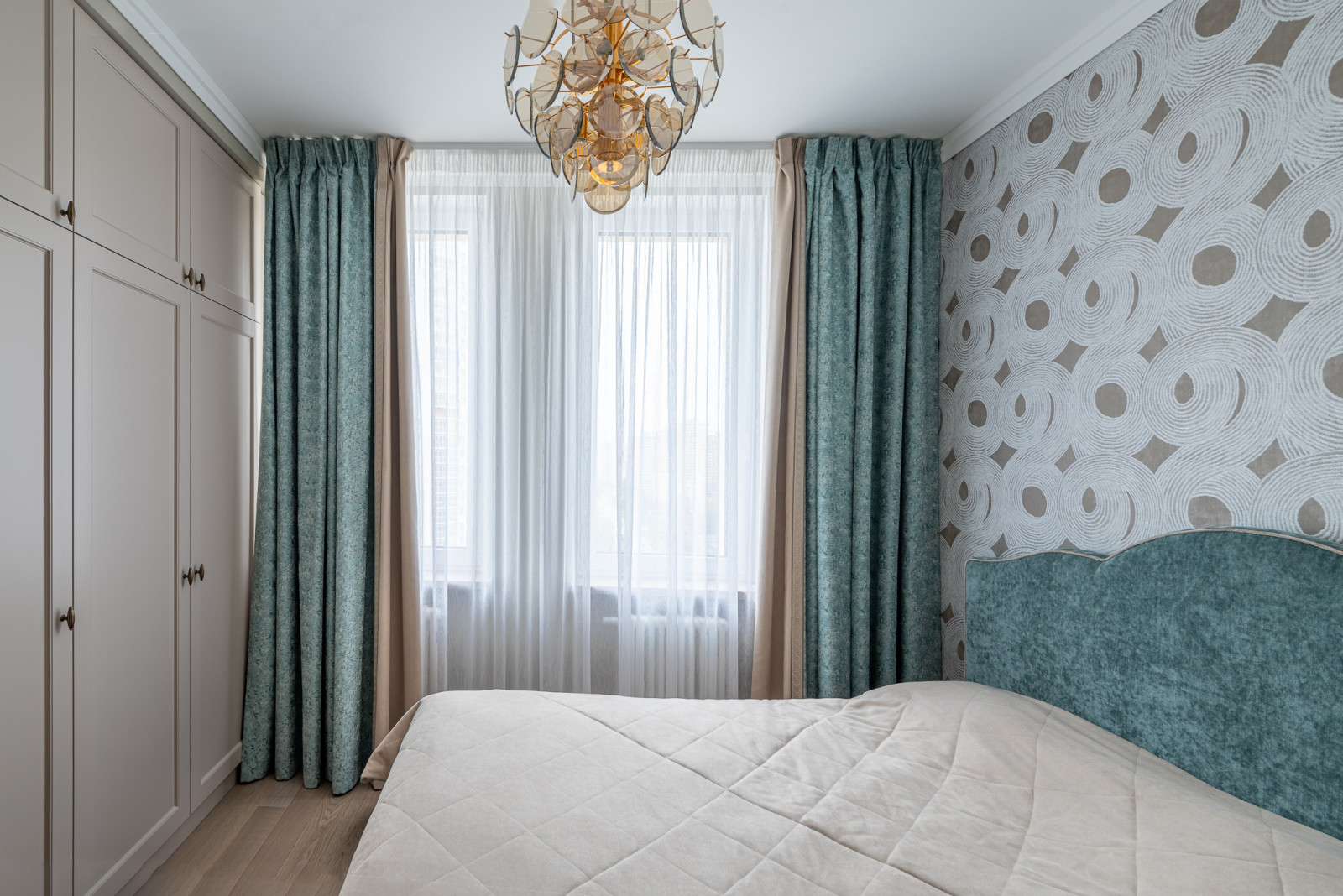 Обложка проекта: Стачные шторы на заказ в спальне