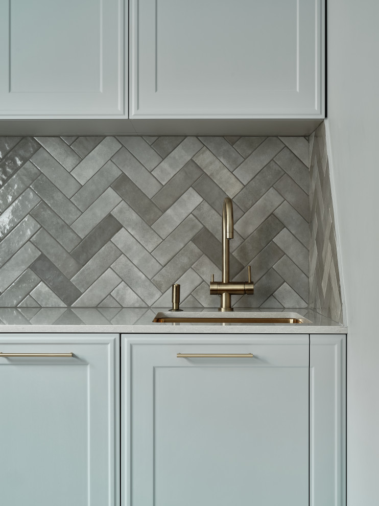 Белая кухня серый фартук