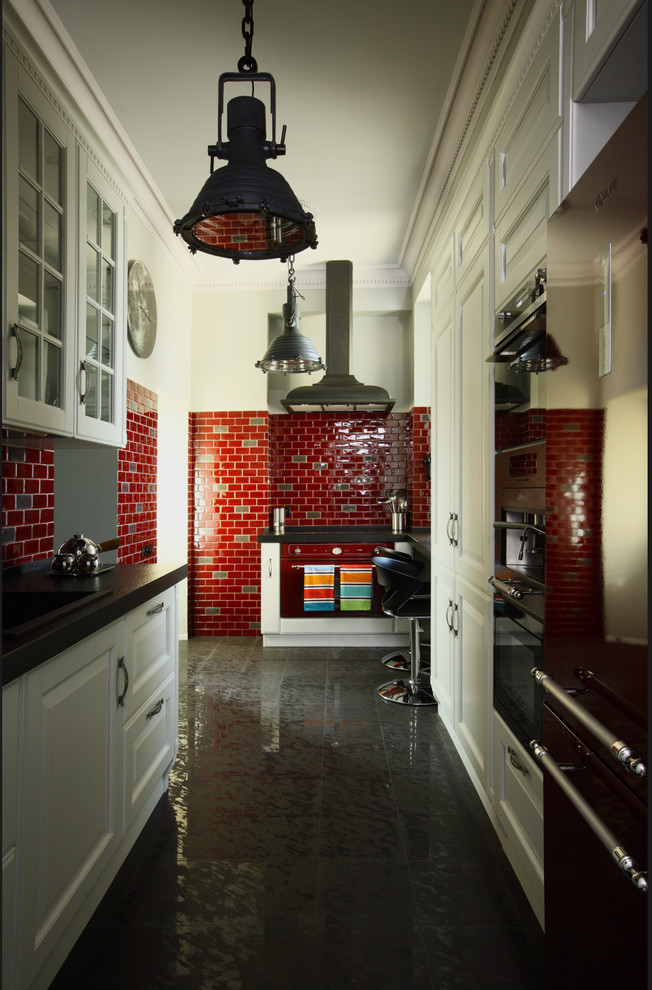 Обложка альбома: кухня в коридоре