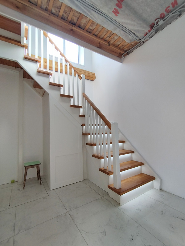 Обложка проекта: лестница с подсветкой