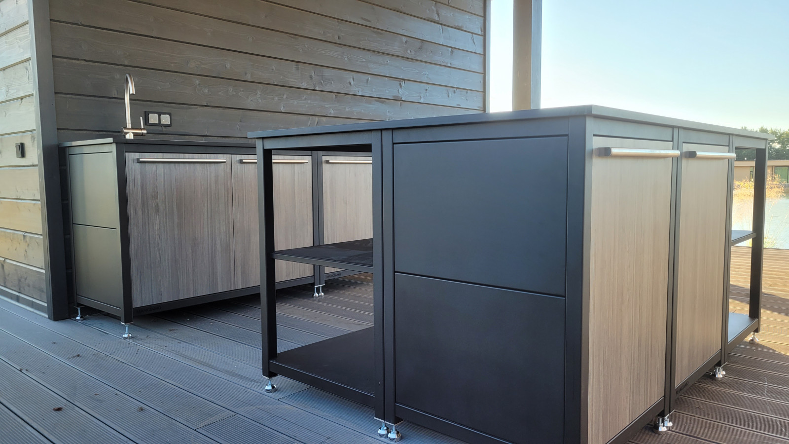 Уличная кухня на террасе у озера