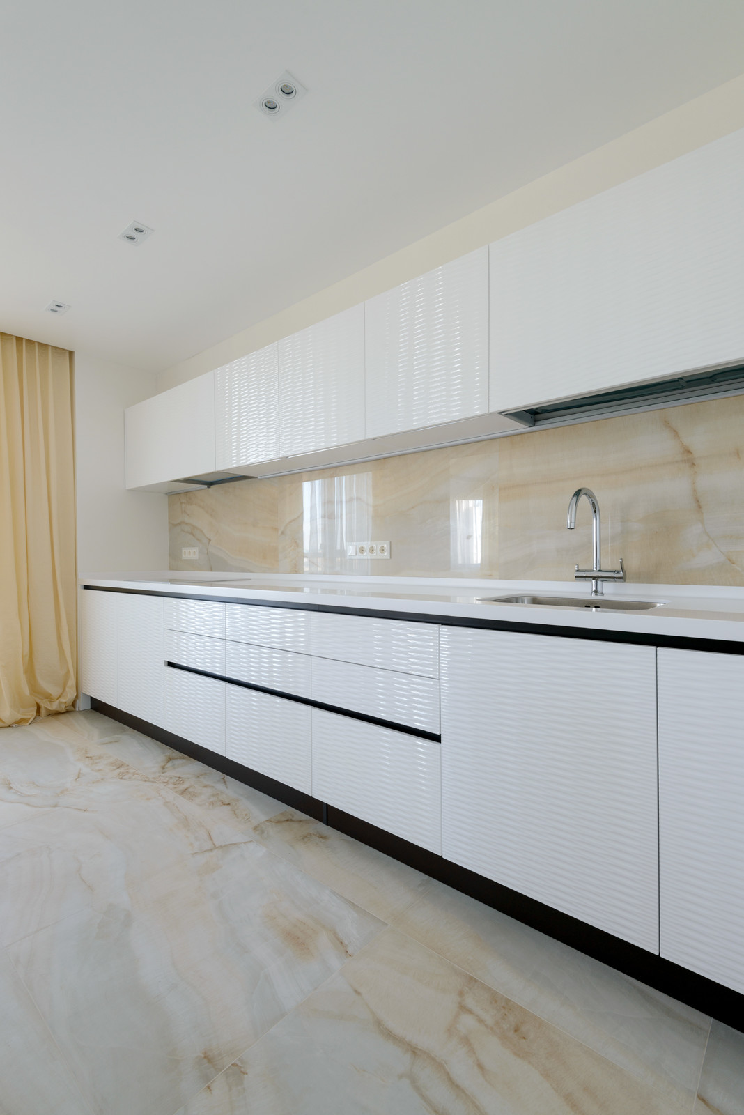 Любовь к белому цвету.