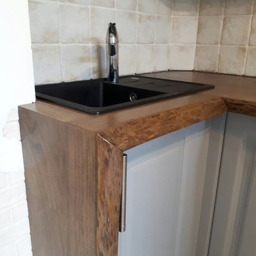 Столешница из кавказского ореха на кухне