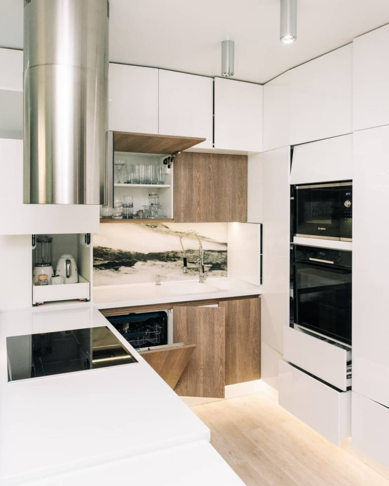 Большая белая п-образная кухня с островом, барной стойкой и витриной