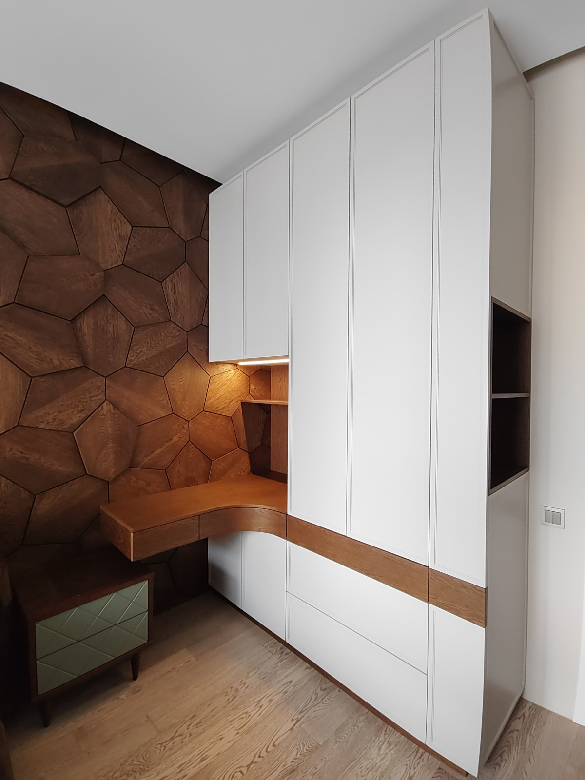 Шкаф с рабочим местом