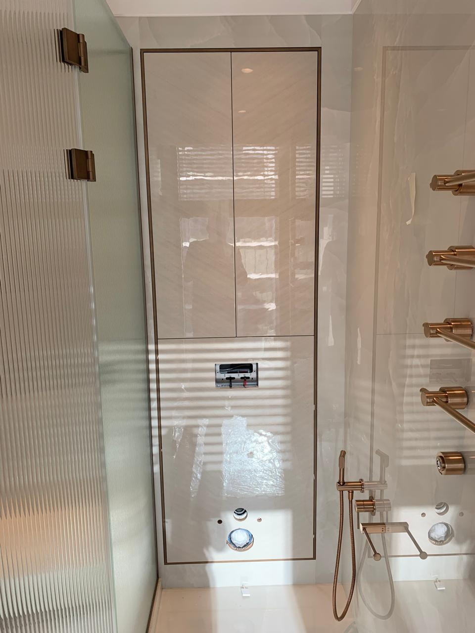 Шкаф над инсталляцией в ванную комнату